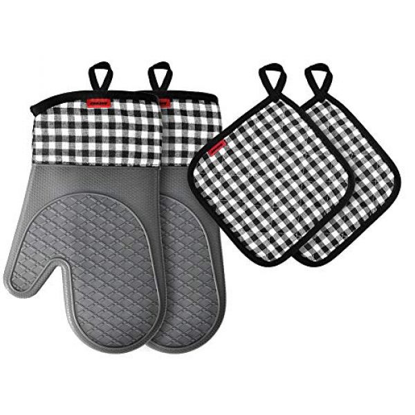Topflappen und Ofenhandschuhe als Set